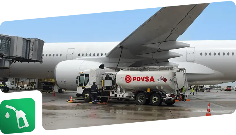 Avión de color blanco siendo abastecido de combustible por un camión de color blanco identificado con las siglas PDVSA